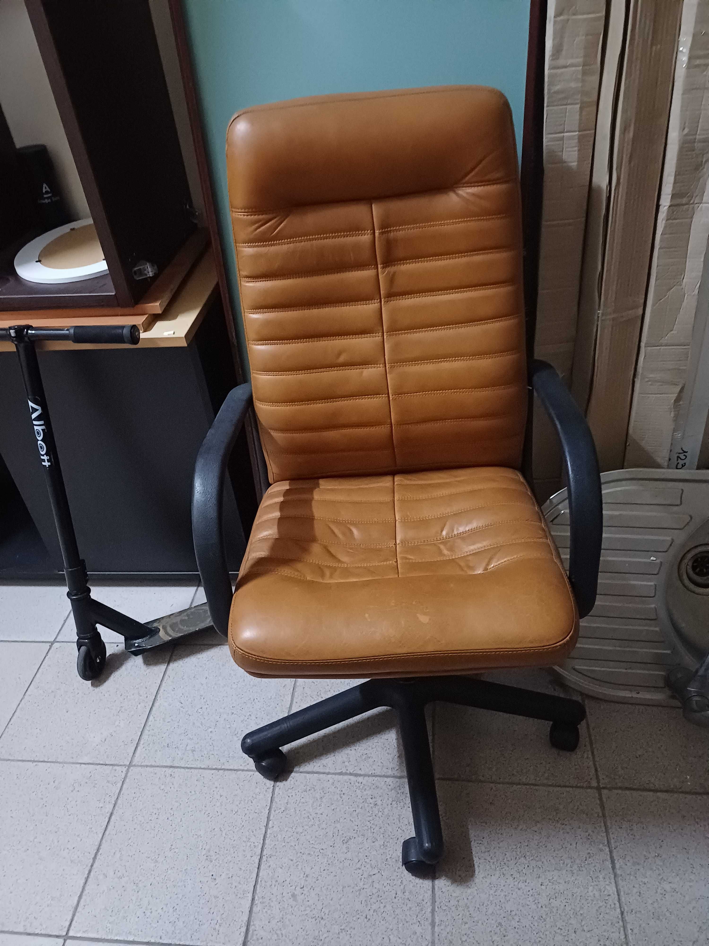 Продам шкіряне офісне крісло. ТОРГ!