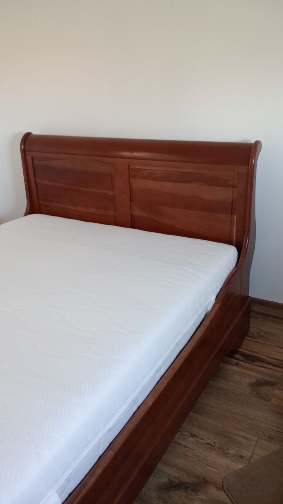 Vendo cama casal com colchão,pouco tempo de uso