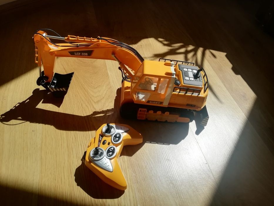 Экскаватор на пульте управления звук свет дым