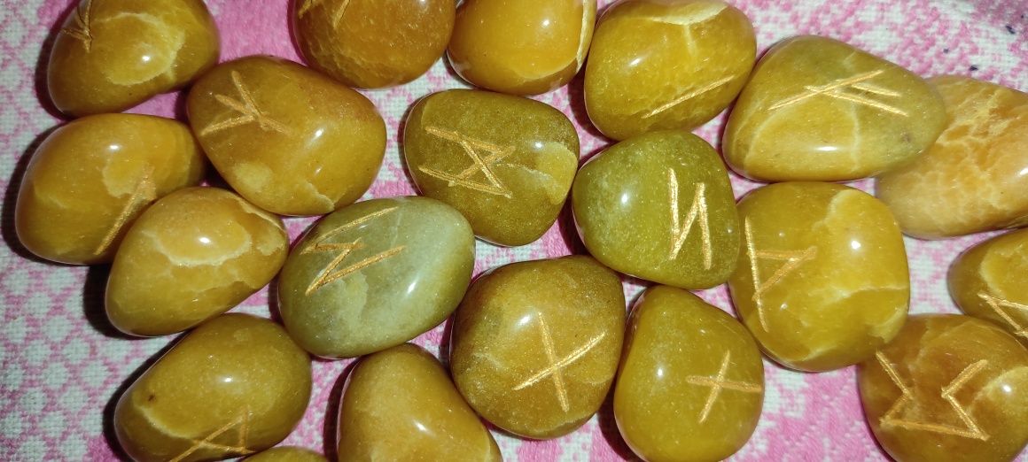 Каменные Руны. Жёлтый оникс. Натуральный камень. С мешочком