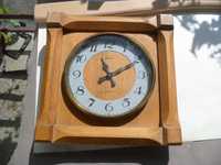 Stary zegar w drewnianej oprawie sprawny