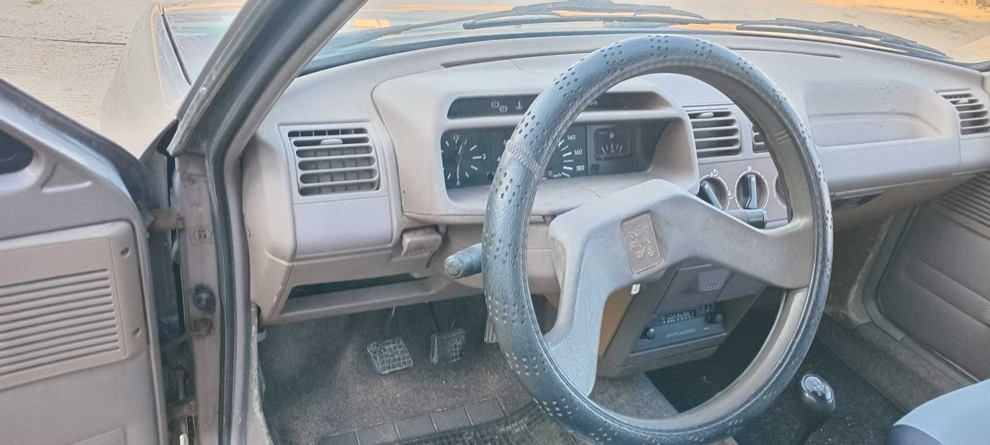 Peugeot 205 de 1988 em bom estado