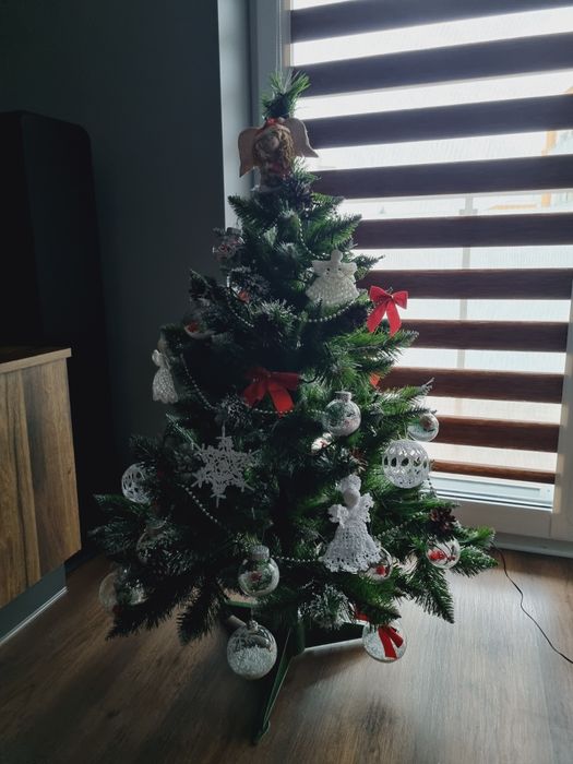 Choinka sztuczna z szyszkami 120cm