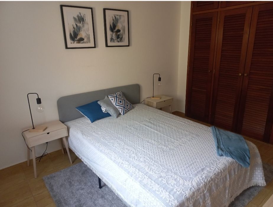 Cama 140×200+colchão + mesas cabeceiras