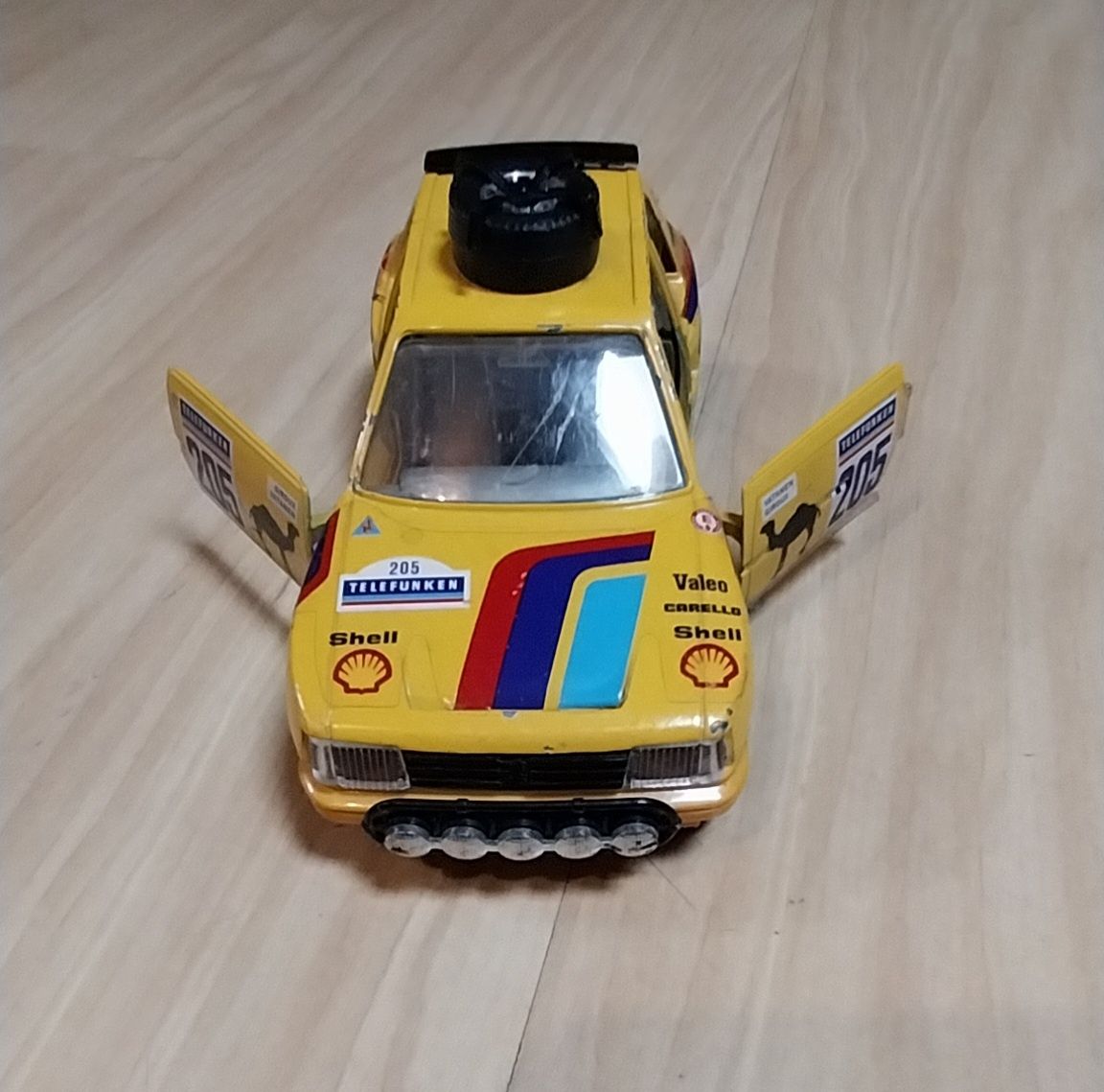 Miniatura Peugeot 205 Turdo 16 em escala 1/25
