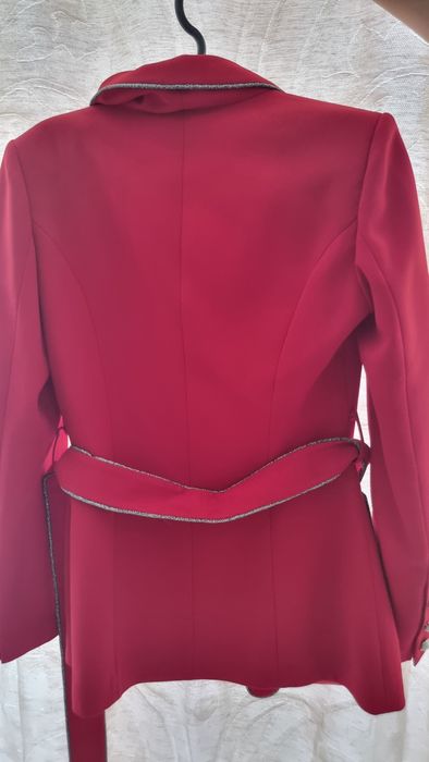 Костюм червоного кольору розмір 38 новий