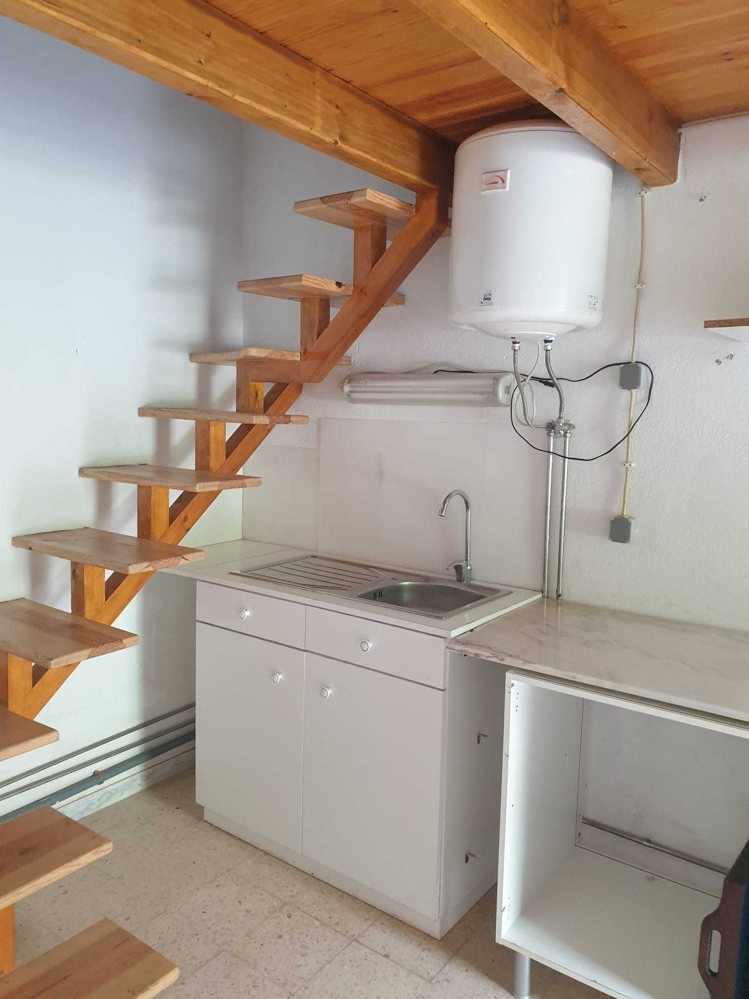 Garagem com espaço superior com espaço p/1 carro Mem Martins