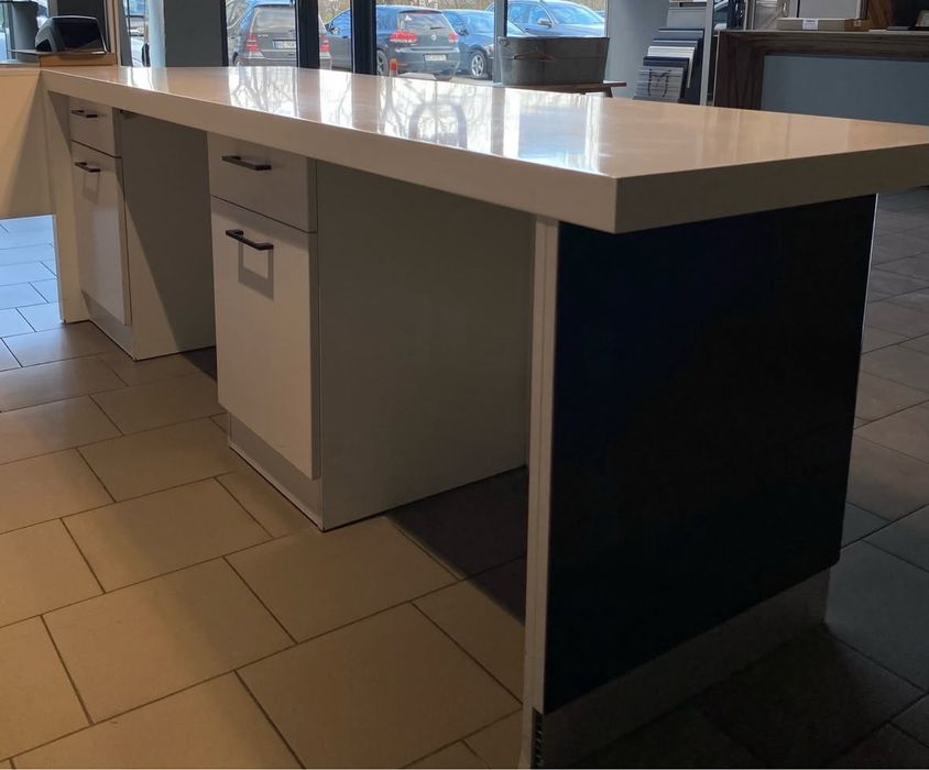 Стіл, рецепція для офісу, магазину чи салону краси.