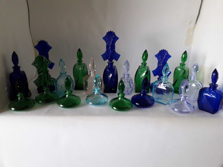 Duży zestaw flakonów na perfumy.