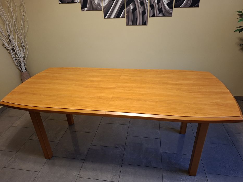 Stół z krzesłami - komplet