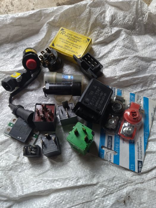 Реле зарядні і реле поворотові і різне.