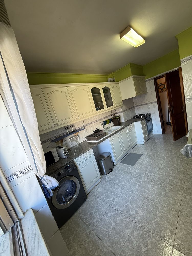 Quarto com casa de banho privativa em Massamá