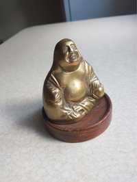 Mosiężna figurka Budda na drewnianej podstawce 10 cm wysokosci