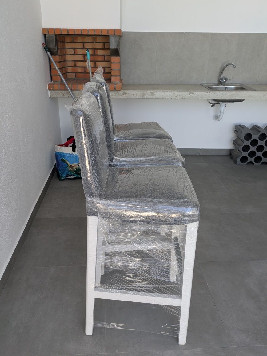 Vendo 3 cadeiras pé alto BERGMUND em bom estado. Com capa / tecido