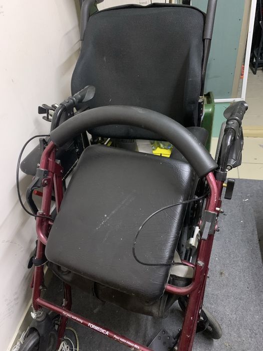 Крісло колісне і ходунки