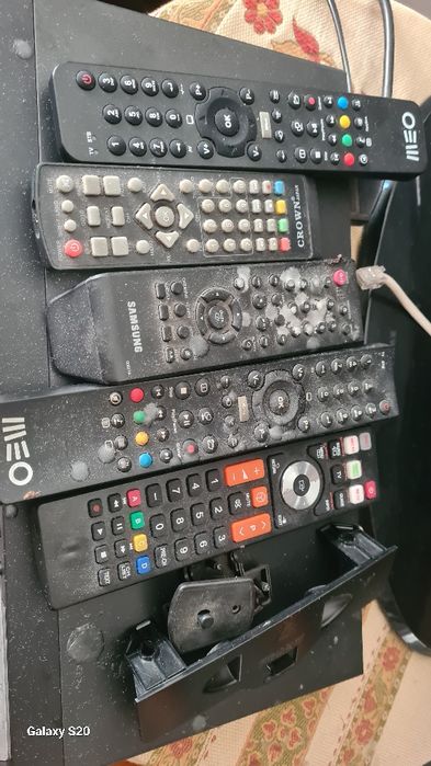 TV e comandos com cabos e entrada de vídeos. tudo a funcionar