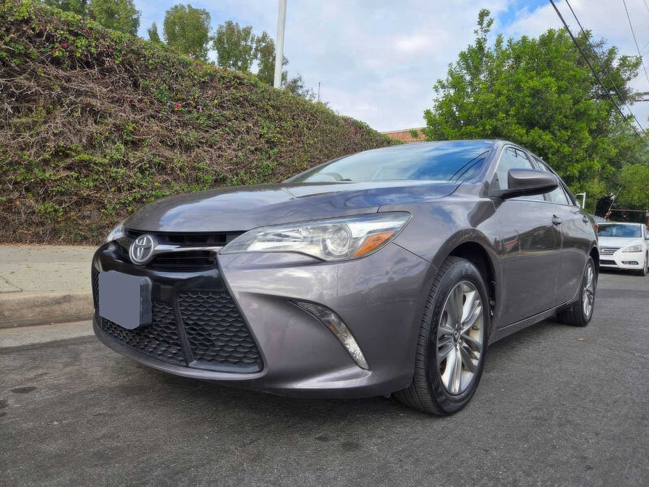 Toyota Camry SE      2017