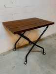 Mesa de apoio mid-century com rodas em metal cromado