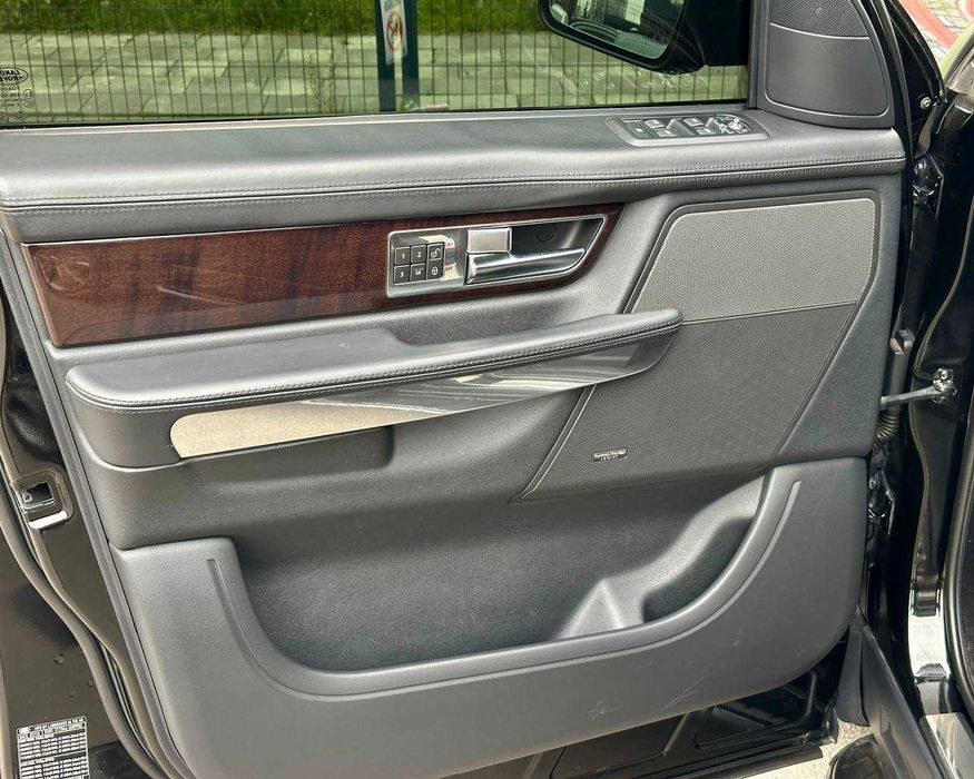 Land Rover Range Rover Sport

  Land Rover Range Rover Sport