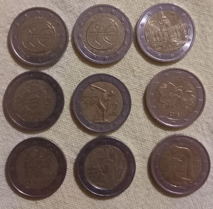 Várias moedas de 2€ comemorativas