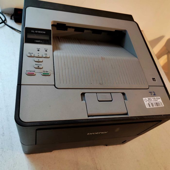 Bezprzewodowa, monochromatyczna drukarka laserowa.