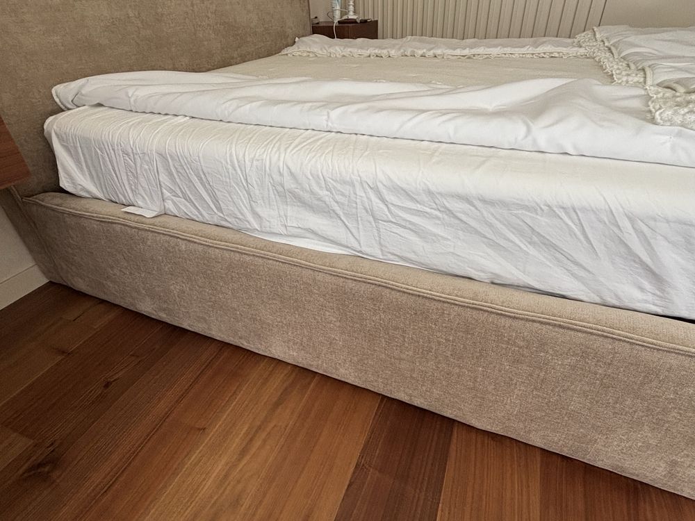 Cama estofada e estrado