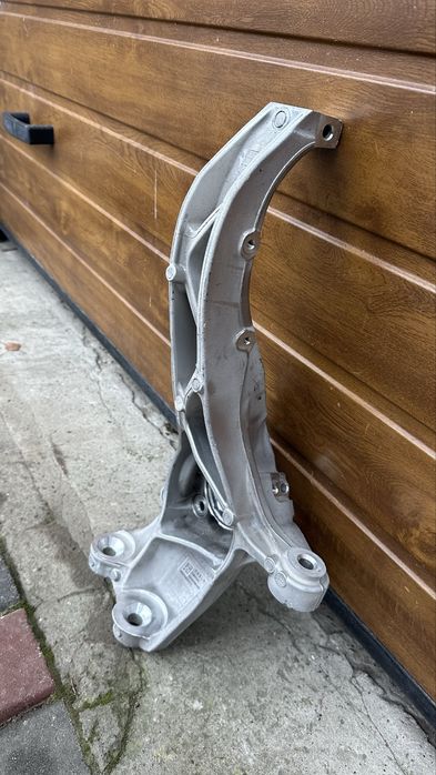 Цапфа передня ліва tesla model y juniper