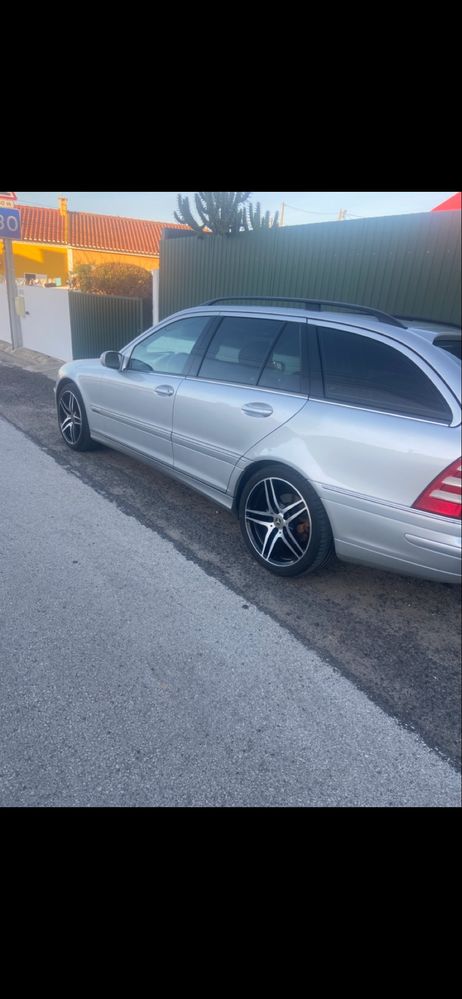 Mercedes C220.  150 CV 2004