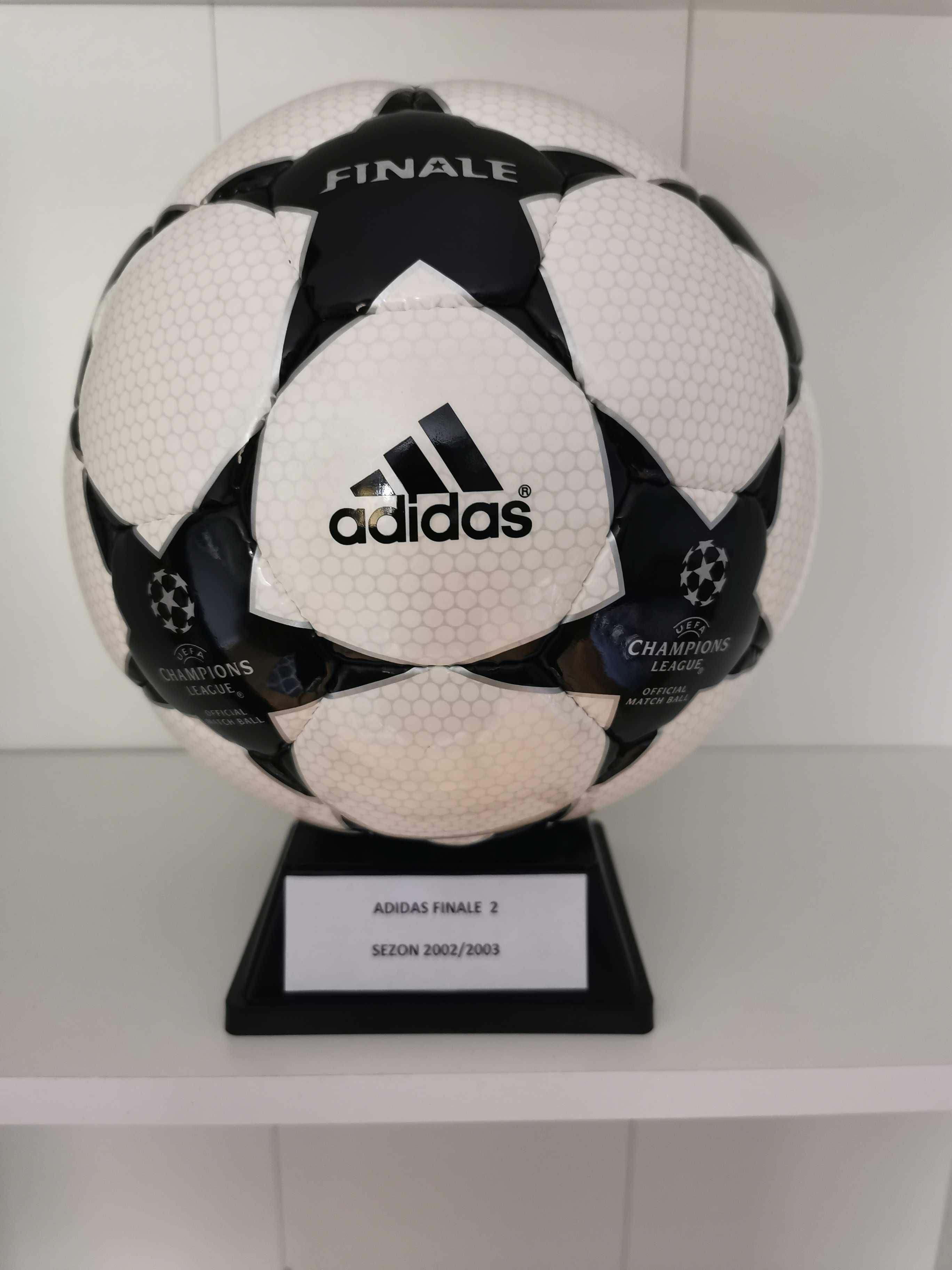 Adidas Finale 2 .  Oficjalna piłka meczowa.