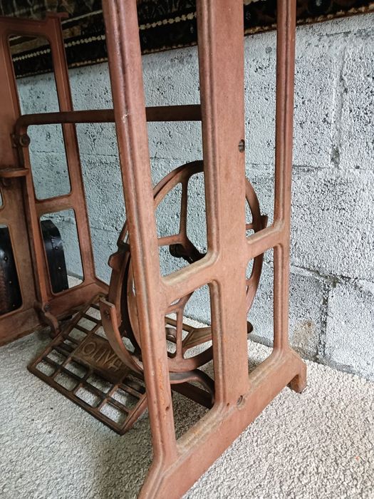 Base de máquina de costura olliva original com tampo em vidro,