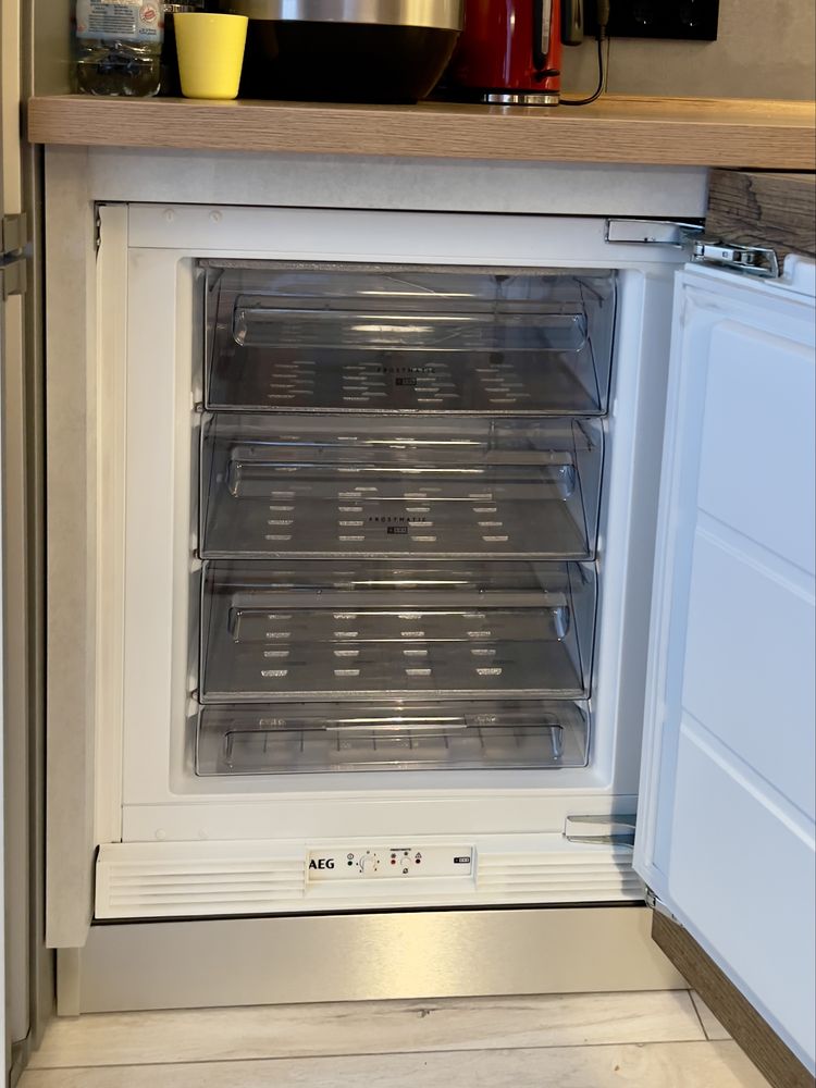 Вбудована морозильна камера AEG ABB68211AF 820x600x550 (під стільницю)