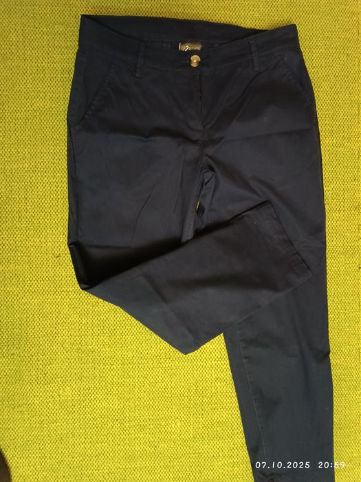 Calça azul de senhora.