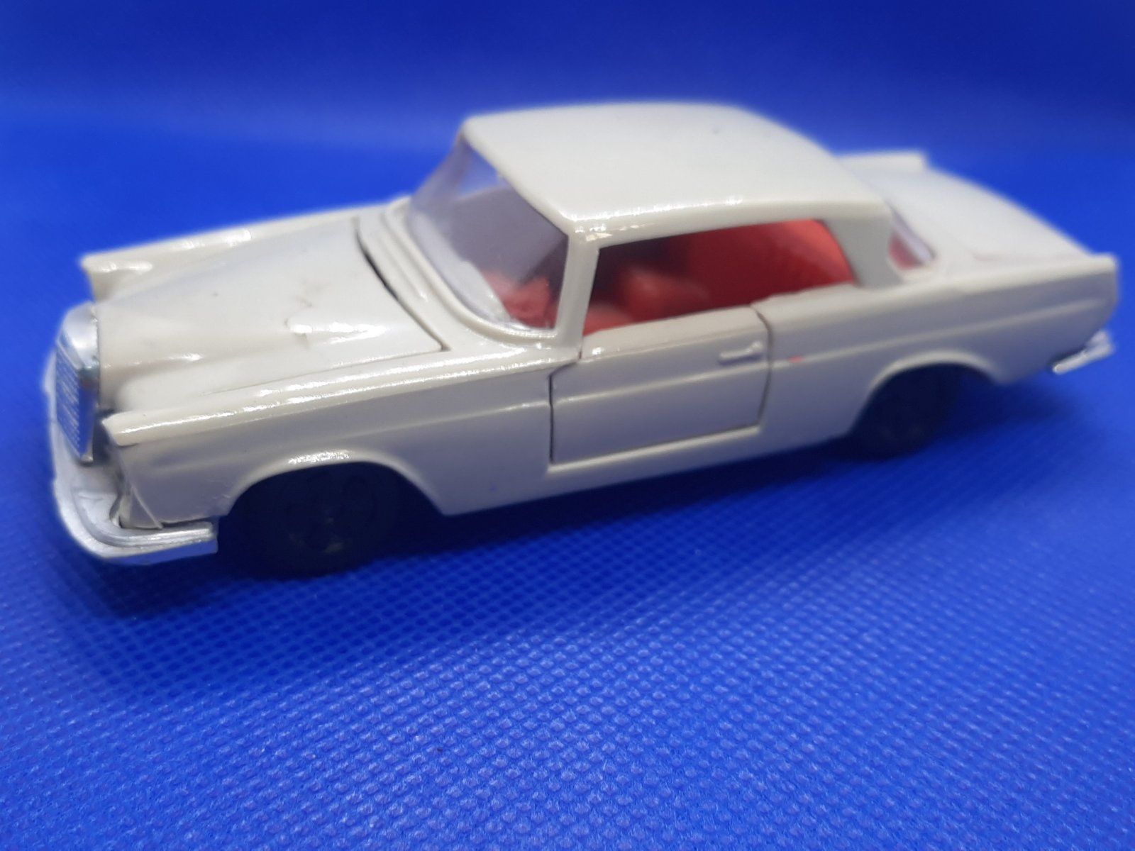 Модель авто 1:43 мерседес