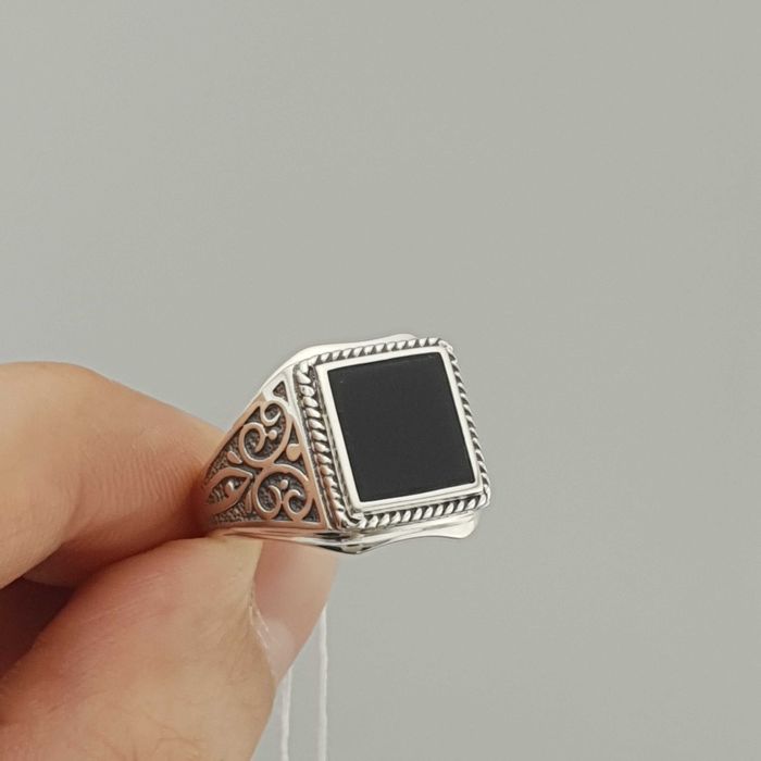 Чоловічий срібний перстень з каменем онікс печатка