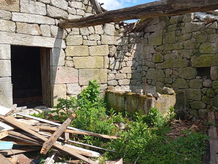 Casa em Pedra para Recuperar com água e luz