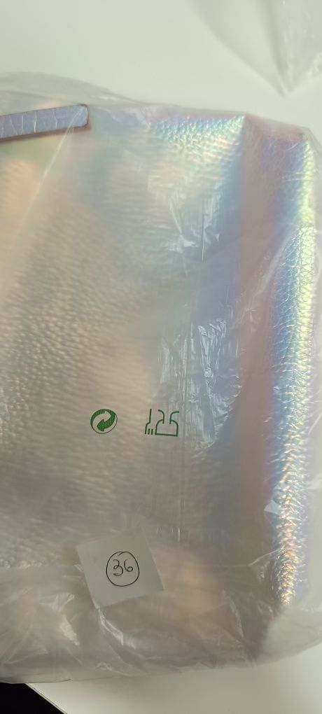 Bolsa prateada em bom estado. Pouco usada. Tamanho médio.