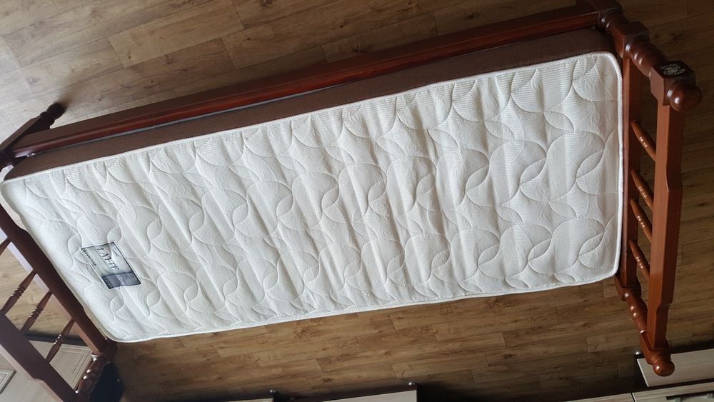 Дерев'яне ліжко з ортопедичним матрасом
