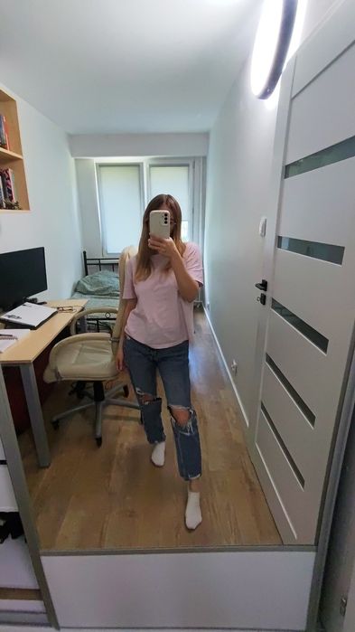 Spodnie z dziurami i wysokim stanem