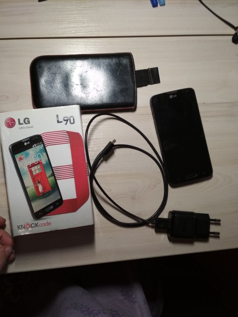 Смартфон LG L90 в рабочем состоянии