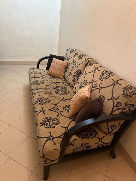 Sofás bejes  com detalhes a preto
