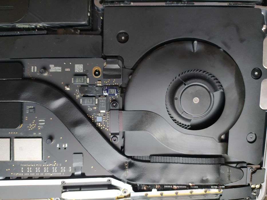 MacBook Pro A2338, пострадавший