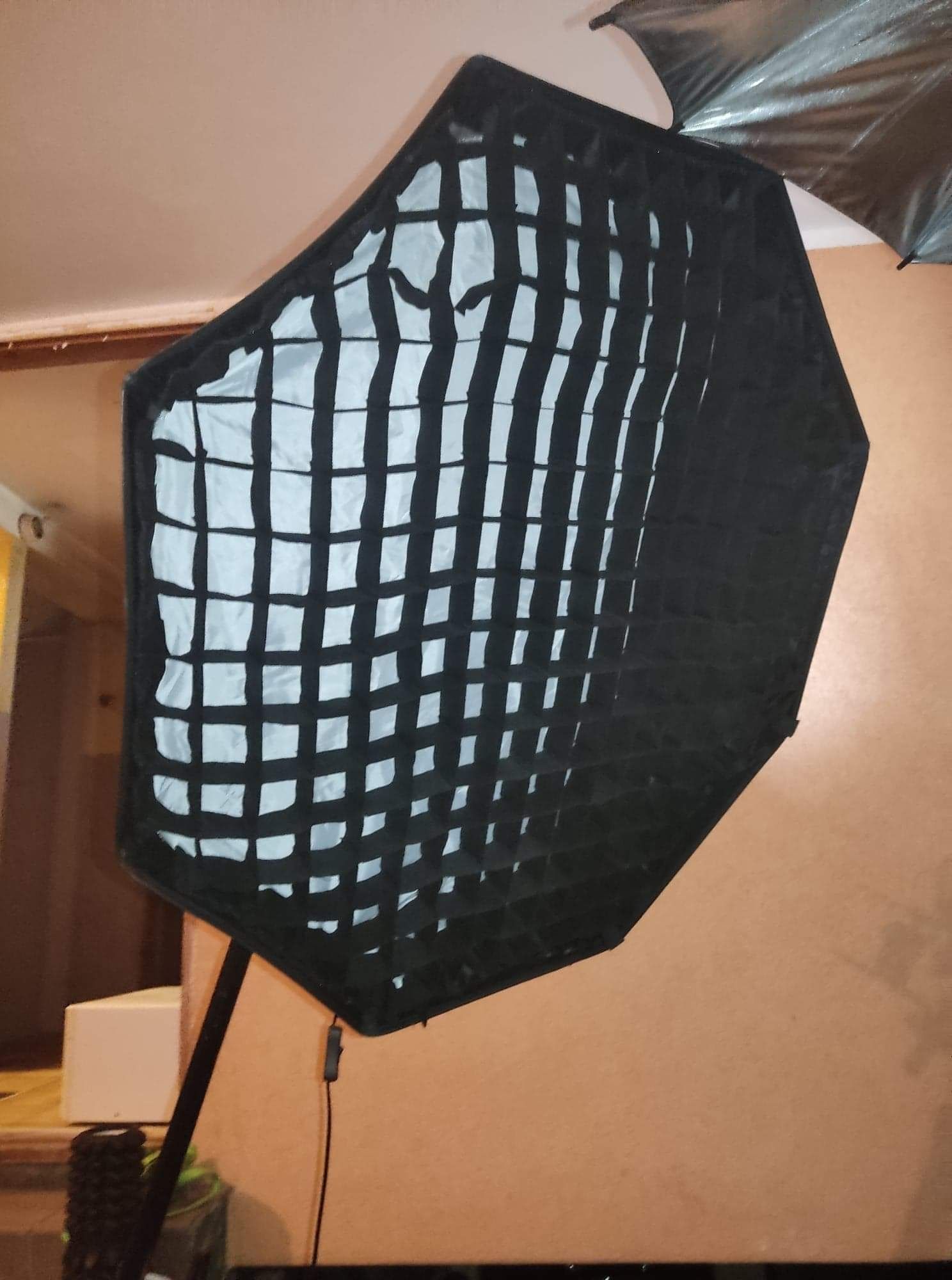 Trzy lampy fotograficzne, plaster miodu, zmiękczenie, parasol