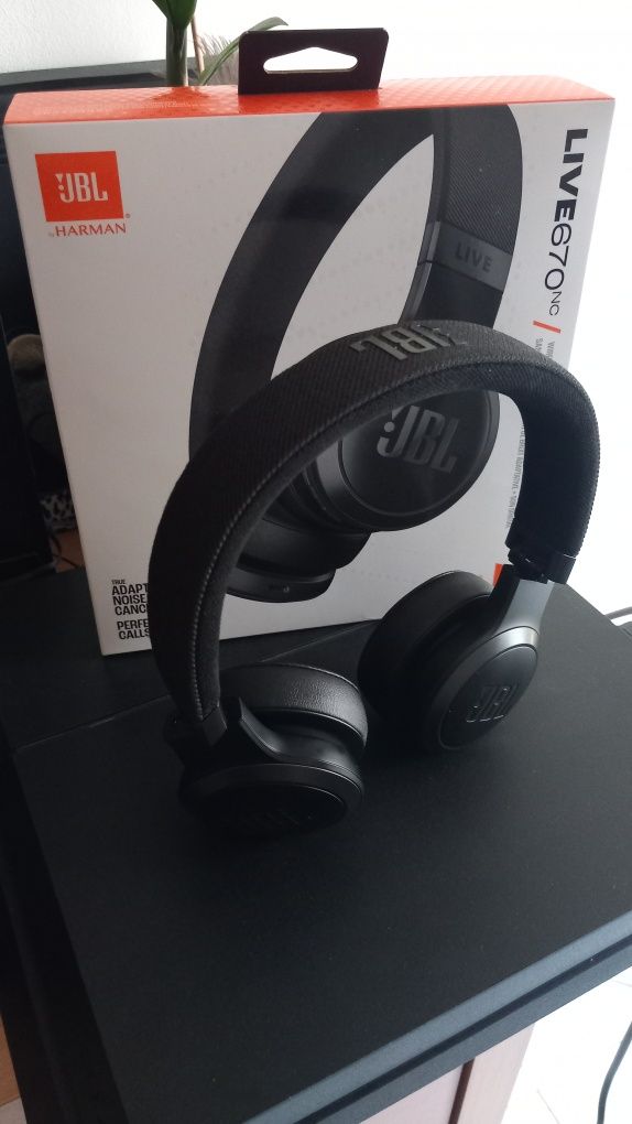Fones de ouvido sem fio JBL 670 nc