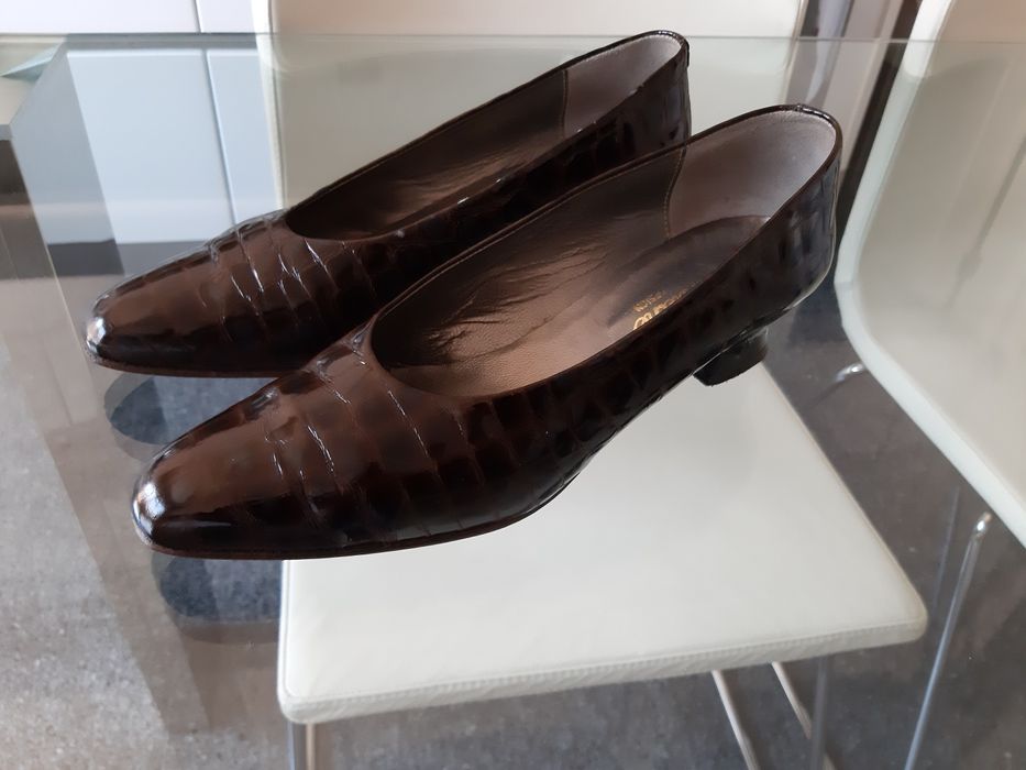 Sapatos castanhos em verniz efeito crocodilo em pele
