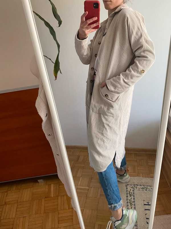 Beżowy sztruksowy długi płaszcz