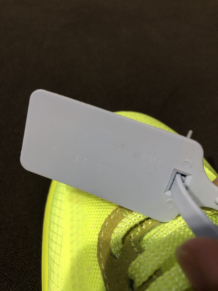 Продаются кроссовки  OFF-WHITE x Nike Air Force 1 Low "Volt" новые