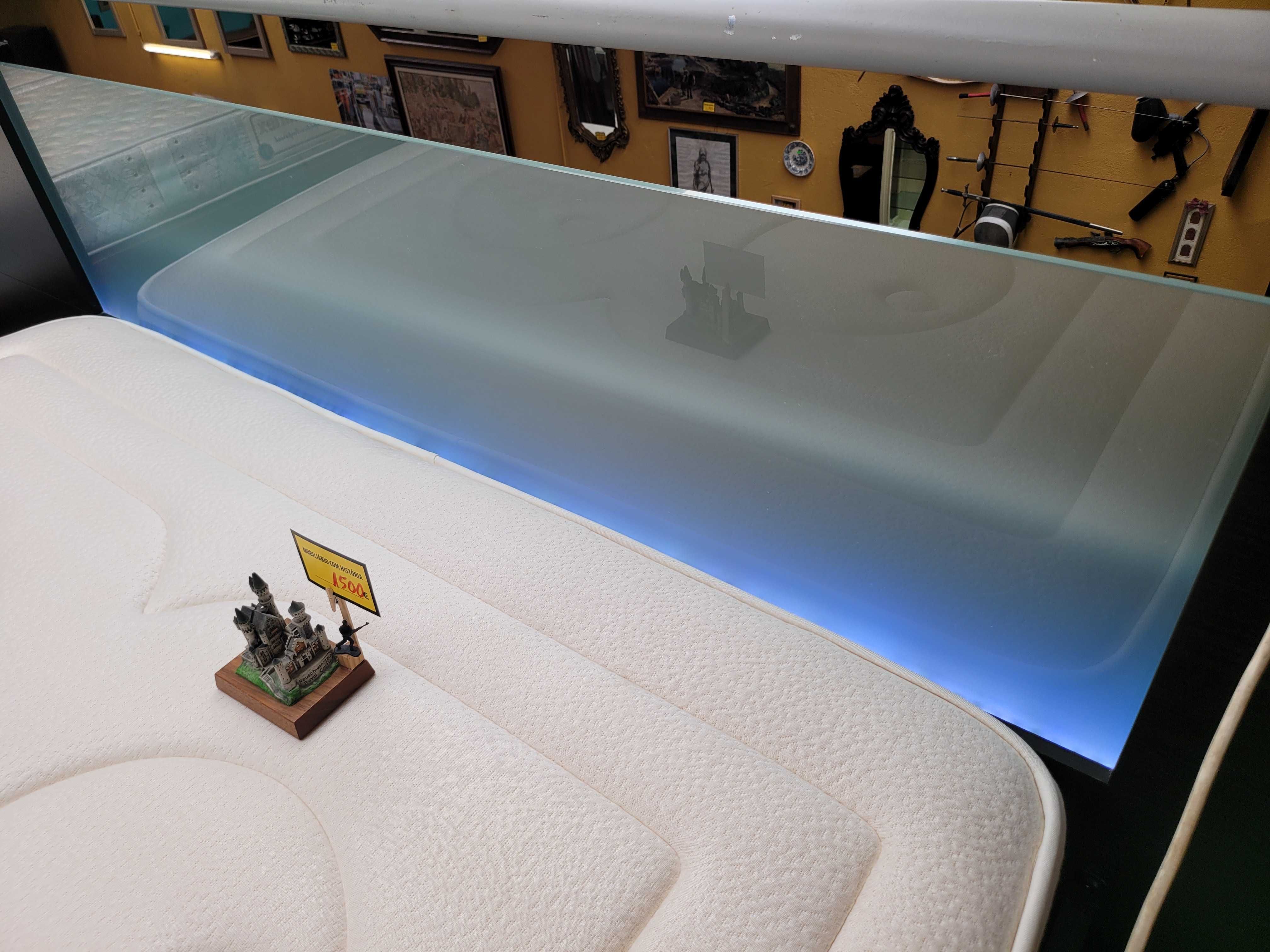 Excelente conjunto de cama com arrumação e iluminação,