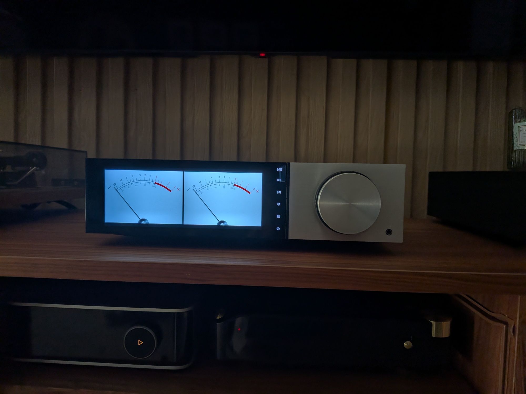 Cambridge Audio EVO 150 DeLorean limited edition