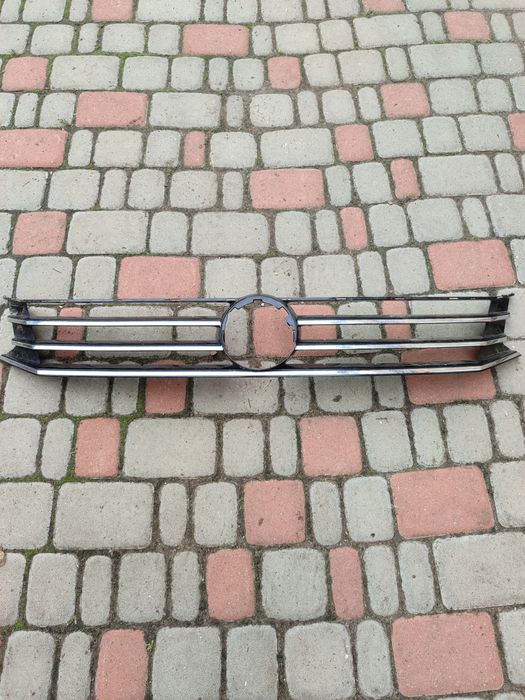 561 853 655 C Решітка VW Passat B7, B8