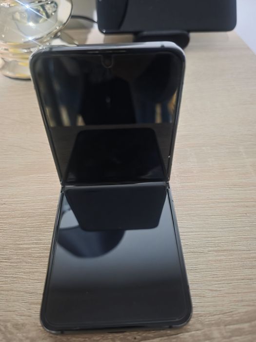 Samsung Galaxy Z Flip 5 8/512GB Grafitowy + Słuchawki Samsung Buds Pro